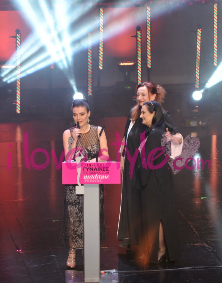 Η συγκινητική στιγμή των βραβείων Madame Figaro Γυναίκες της χρονιάς 2016 όταν η Χριστίνα Παυλίδου αφιερώνει το βραβείο της στον Άντη Χατζηκωστή!