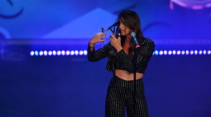 Παυλίνα Βουλγαράκη: Έκοψε τα μαλλιά της στη σκηνή των Madame Figaro Awards [βίντεο]