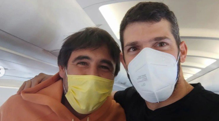 Παύλος Κοντίδης: Με τη σύζυγο και το μωρό τους στο αεροπλάνο και τον Μάρκο Παγδατή να τους βοηθά με τις αποσκευές