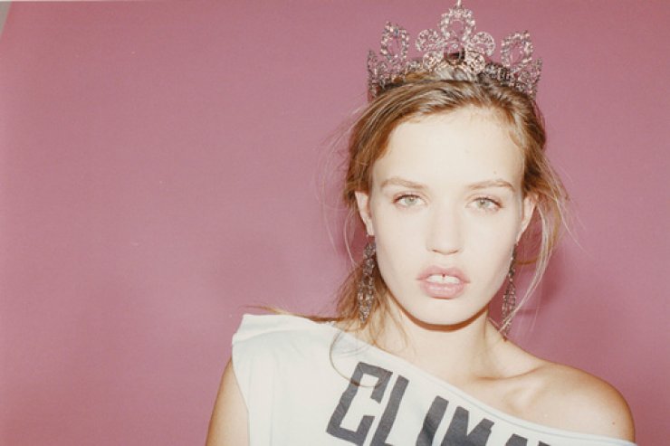 Η Georgia Jagger φορά την τιάρα της Vivienne Westwood