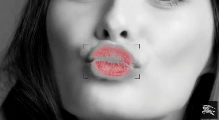 Burberry & Google: Η πιο ρομαντική συνεργασία της χρονιάς