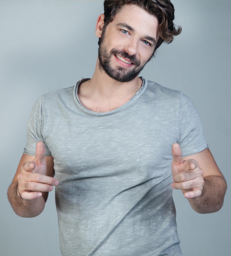 Ο Αποστόλης Τότσικας με το παιδί του αγκαλιά σε καφετέρια [εικόνα]