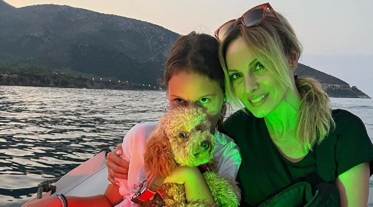 Πέγκυ Ζήνα: Η κόρη της, Ηλέκτρα έχει μεγαλώσει και κοντεύει να την περάσει σε ύψος [εικόνα]