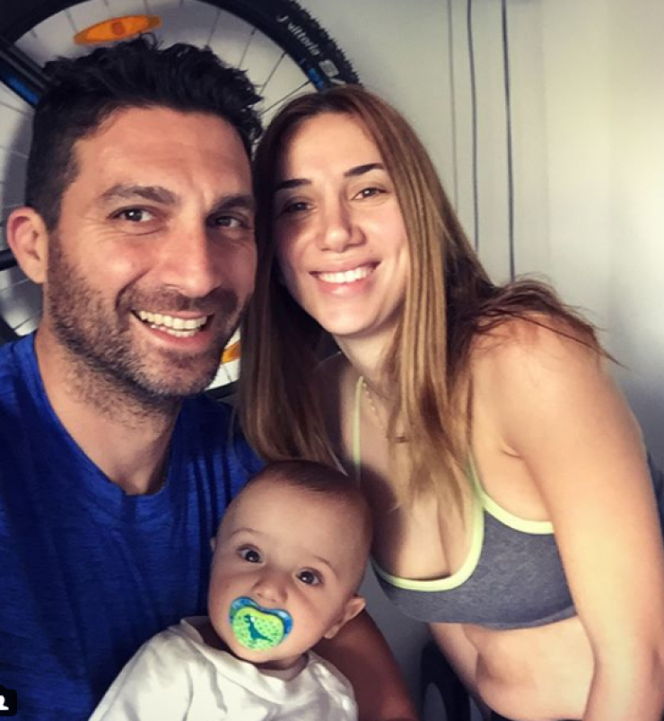 Ο Κυριάκος Πελεκάνος στόλισε το χριστουγεννιάτικο δέντρο μαζί με τον γιο του!