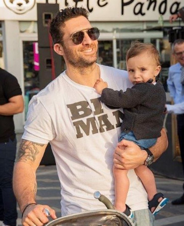 Κυριάκος Πελεκάνος: Παιχνίδια στην άμμο με το γιο του φορώντας το ίδιο μαγιό [εικόνες]