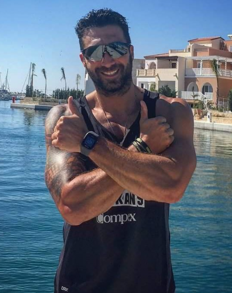 "Λιώσαμε" - Ο Κυριακός Πελεκάνος αγκαλιά με τον γιο του στις καλοκαιρινές τους διακοπές!