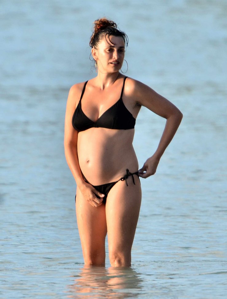 Penelope Cruz: Με κοιλίτσα φουσκωμένη στη θάλασσα