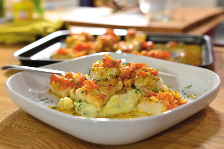 Πέρκα µε µαροκινή σάλτσα τοµάτας και πουρέ µυρωδικών