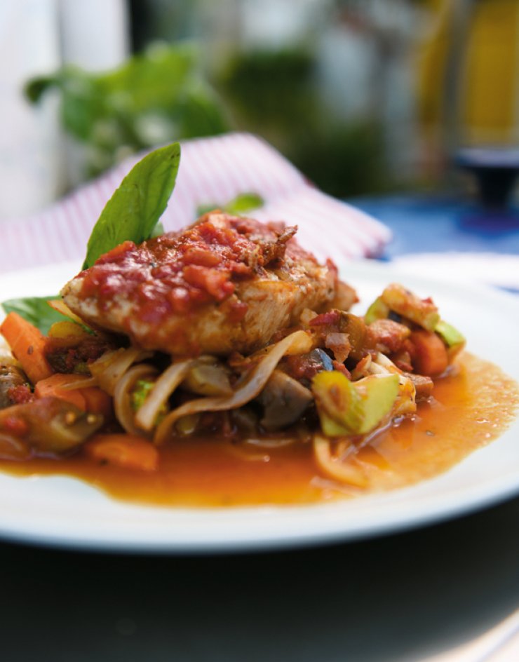 Πέρκα με σάλτσα τομάτα και λαχανικά στο φούρνο 