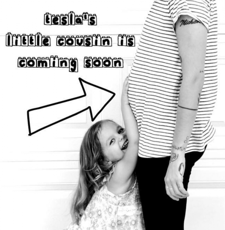 Πασίγνωστη τραγουδίστρια περιμένει το πρώτο της μωράκι!