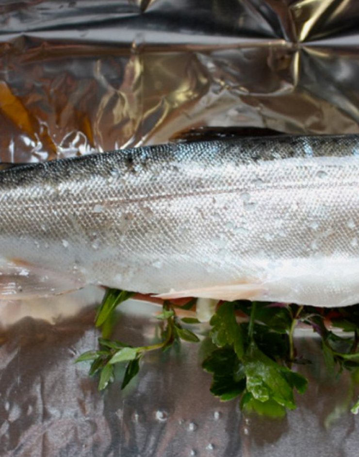 Πέστροφα σε αλουμινόχαρτο με πιπεριές