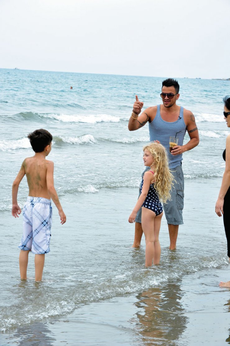 Peter Andre:  Ο διάσηµος Κύπριος τραγουδιστής βρέθηκε στη Λάρνακα µε τα παιδιά του
