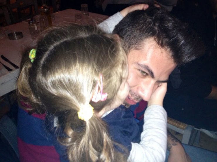 Ποιο κοριτσάκι φιλά τον Πετρετζίκη;