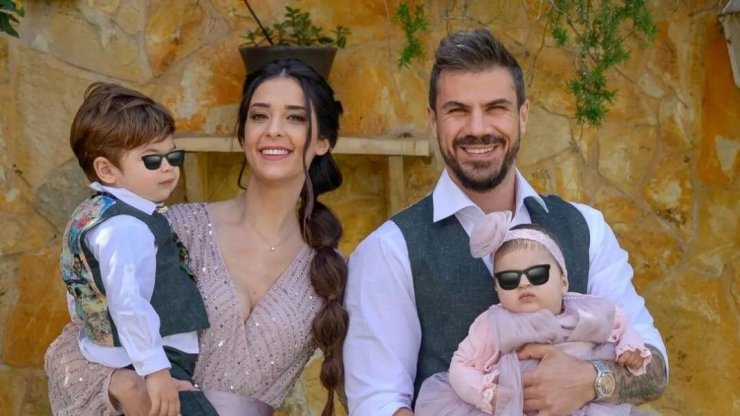 Πετρετζίκης: Η επική εικόνα με τα 2 του παιδιά να τον καβαλάνε μη θέλοντας να φύγει απο το σπίτι