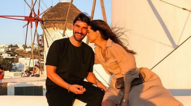 Πέτρος Αθανασίου – Κλέλια Γιασεμίδου: Δείτε τους να χορεύουν αγκαλιά στα στενά της Μυκόνου! [βίντεο]