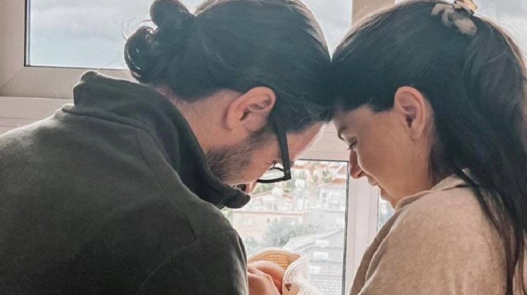 Πέτρος Αθανασίου: Οι τρυφερές στιγμές με τη νεογέννητη κόρη του στο μαιευτήριο [βίντεο]