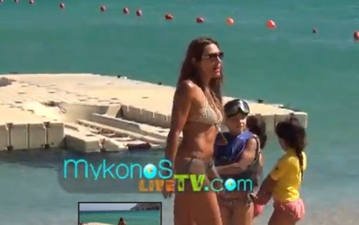 Ελένη Πετρουλάκη: Με τις κόρες της σε παραλία της Μυκόνου