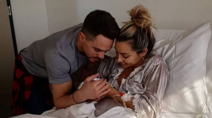 Λευτέρης Πετρούνιας: Η φωτογραφία αγκαλιά με τη νεογέννητη κορούλα του στο παιδικό της δωμάτιο 