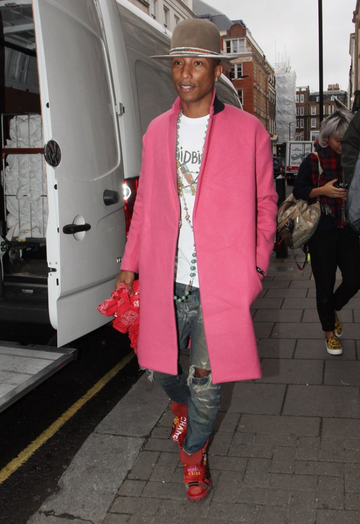 Ο Pharrell Williams και το ροζ παλτό