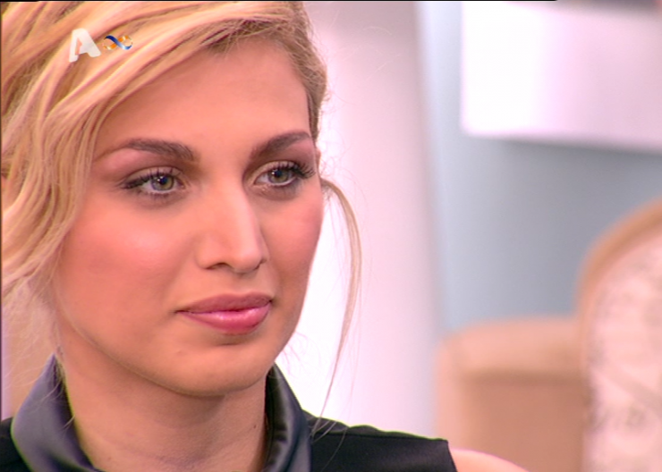 Κωνσταντίνα Σπυροπούλου: Ξεκίνησε τα μπάνια στη θάλασσα και ποζάρει κάτω από τον καυτό ήλιο  