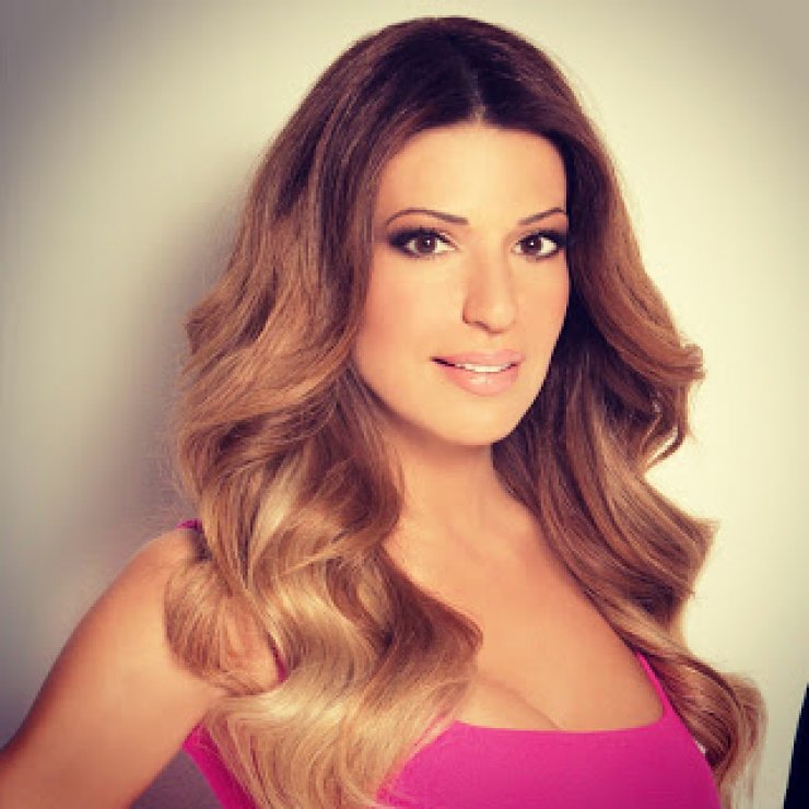 Η Ελένη Χατζίδου δημοσίευσε φωτογραφία άβαφη με σπυριά λίγο πριν μεταμορφωθεί για τις ανάγκες φωτογράφησης