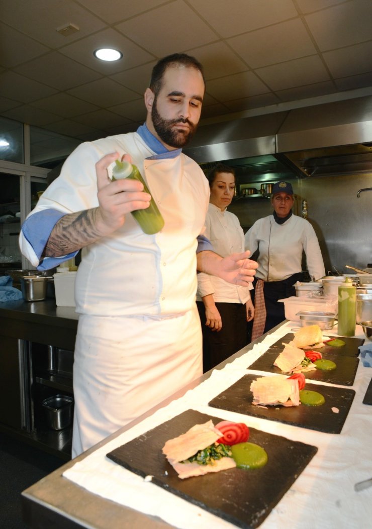 Ο γνωστός σεφ Άγγελος Μπακόπουλος στο Café Mercedes