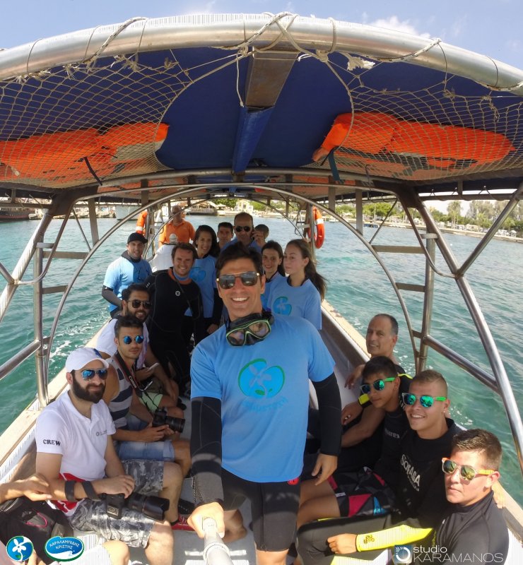 Σάκης Ρουβάς: Καθαρίζοντας τον βυθό της Πάφου [βίντεο]