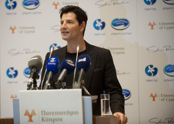 Σάκης Ρουβάς: Στην Κύπρο για να βραβεύσει μαθητές του προγράμματος "Συμμετοχή"