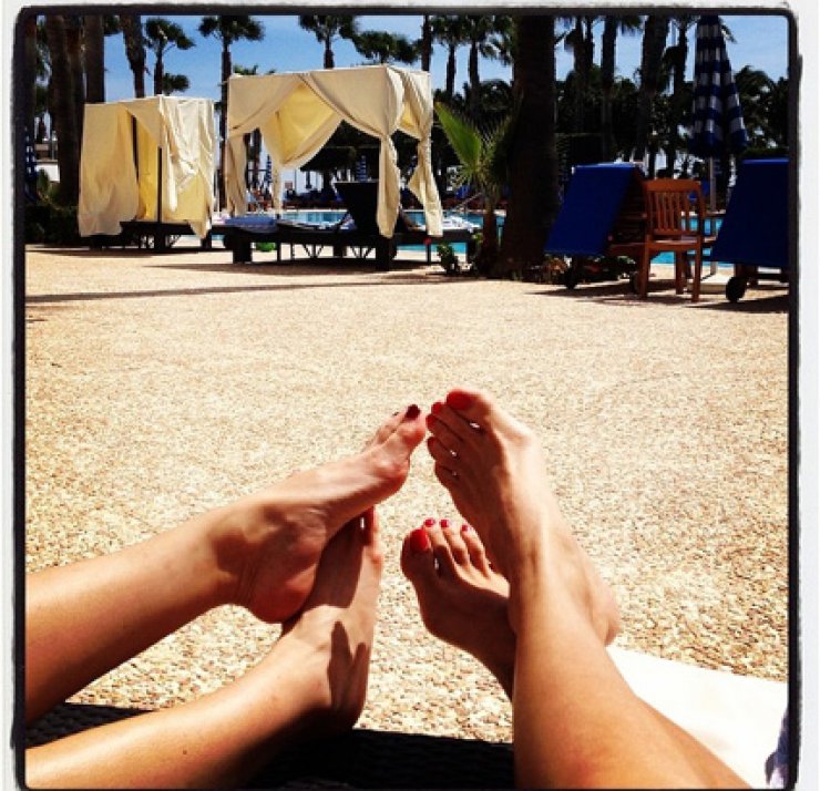 Ποιες επώνυμες Κύπριες φίλες ξεκίνησαν τα μπάνια στη θάλασσα;