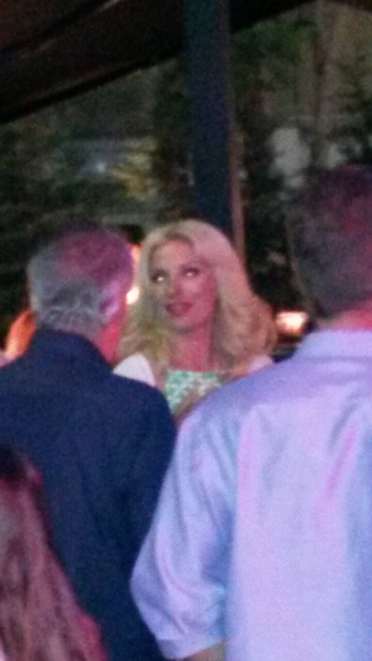 Σε νυχτερινό μαγαζί της Λευκωσίας αύτή τη στιγμή η Ελένη Μενεγάκη μαζί με τη σύντροφό του αδερφού της