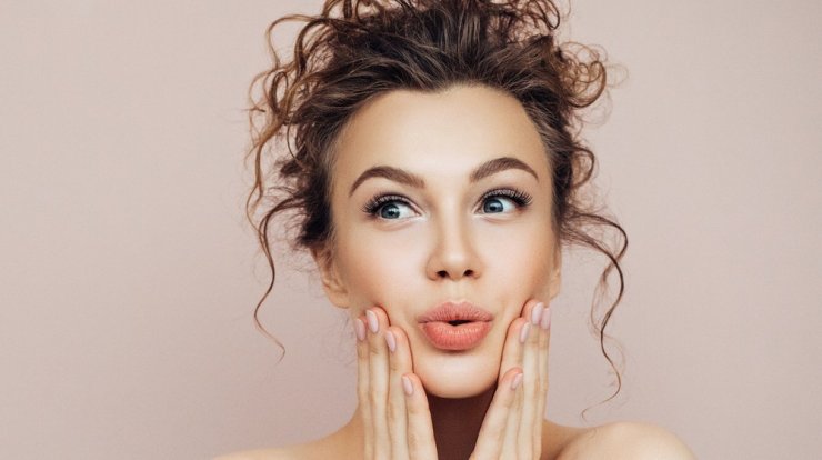 DIY lip scrub με μέλι που θα αφήσει τα χείλη σου ενυδατωμένα και μαλακά