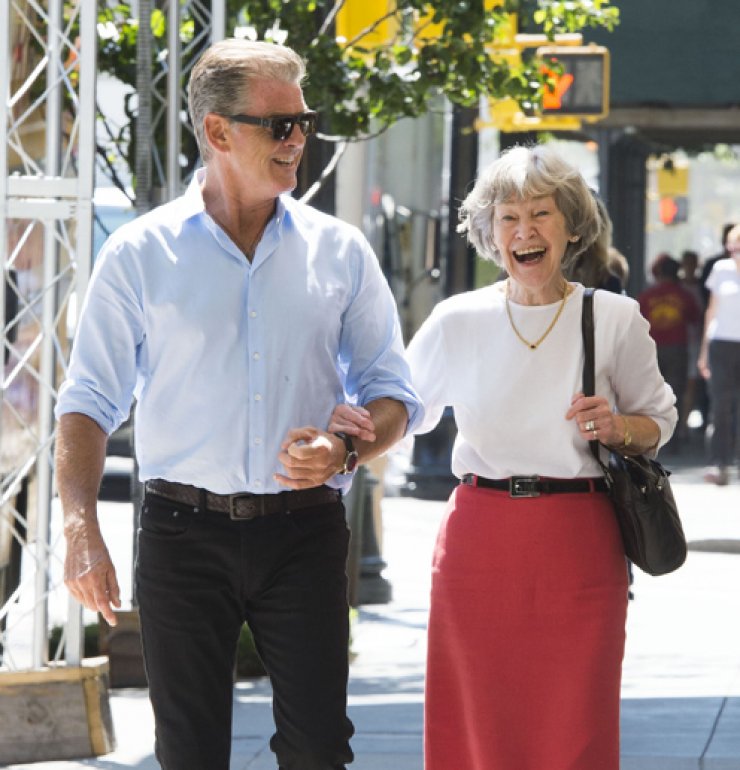 Pierce Brosnan: Ευτυχισμένος μαζί με τη μητέρα του [εικόνες]