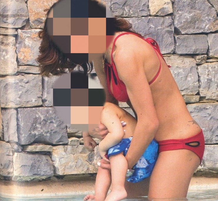 Κύπρια τραγουδίστρια για μπάνιο με τον γιο της [εικόνες]