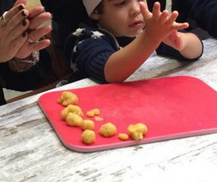 Ο μικρός γιος επώνυμης Κύπριας κάνει μαθήματα μαγειρικής