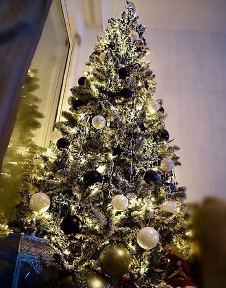 Το χριστουγεννιάτικο δέντρο επώνυμης Κύπριας - Το έφτιαξε με τον γιο της!