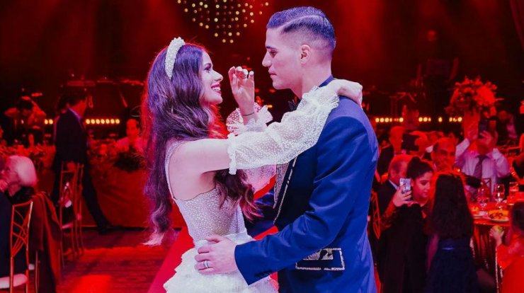 Η Μαρία Κορτζιά ξεφυλλίζει το υπέροχο φωτογραφικό άλμπουμ του γάμου τους! 