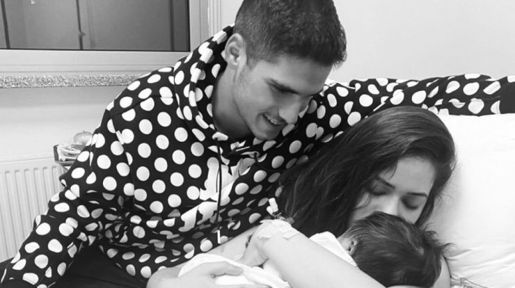 Είδαμε τη Μαρία Κορτζιά να θηλάζει τον νεογέννητο γιο της λίγες ώρες μετά τον τοκετό