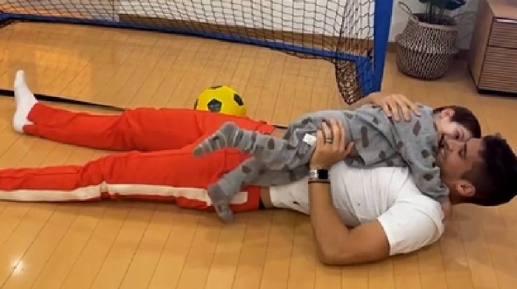 Πιέρος Σωτηρίου: Παίζει ποδόσφαιρο με τον γιο του Σοφοκλή στο σαλόνι του σπιτιού τους στην Ιαπωνία [βίντεο]