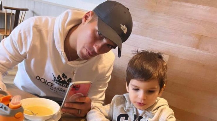 Πιέρος Σωτηρίου: Με τον Σοφοκλή του στον καναπέ παρακολουθούν κινούμενα σχέδια [βίντεο]