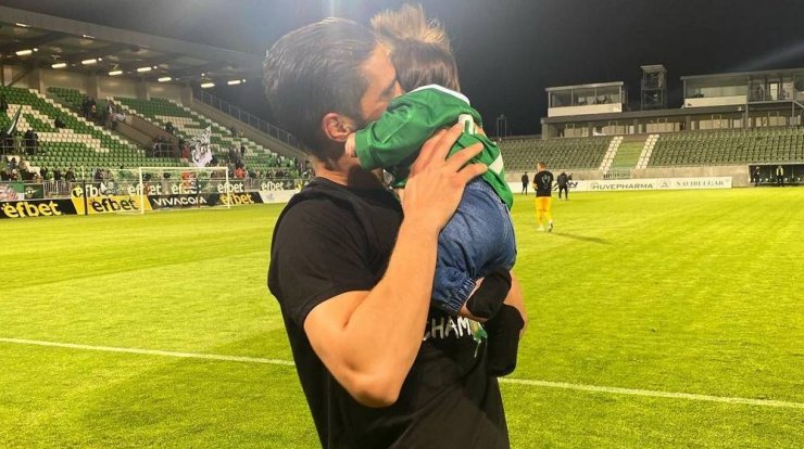 Πιέρος Σωτηρίου: Συγκινημένος παραλαμβάνει το μετάλλιό του έχοντας αγκαλιά τον γιο του! [εικόνες & βίντεο]