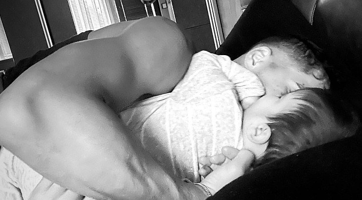 Πιέρος Σωτηρίου: Επέστρεψε στην Κύπρο και φωτογράφισε τον γιο του μπροστά στο χριστουγεννιάτικο δέντρο!