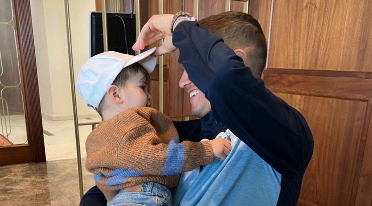 Πιέρος Σωτηρίου: Ξέγνοιαστες στιγμές με τον γιο του Σοφοκλή στην πισίνα! [εικόνα]