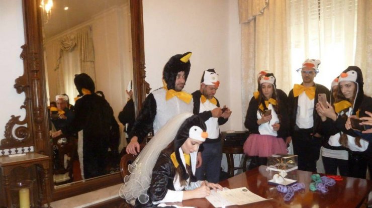 Γνωστός Κύπριος παντρεύτηκε στη Λεμεσό ντυμένος πιγκουίνος! [εικόνες]