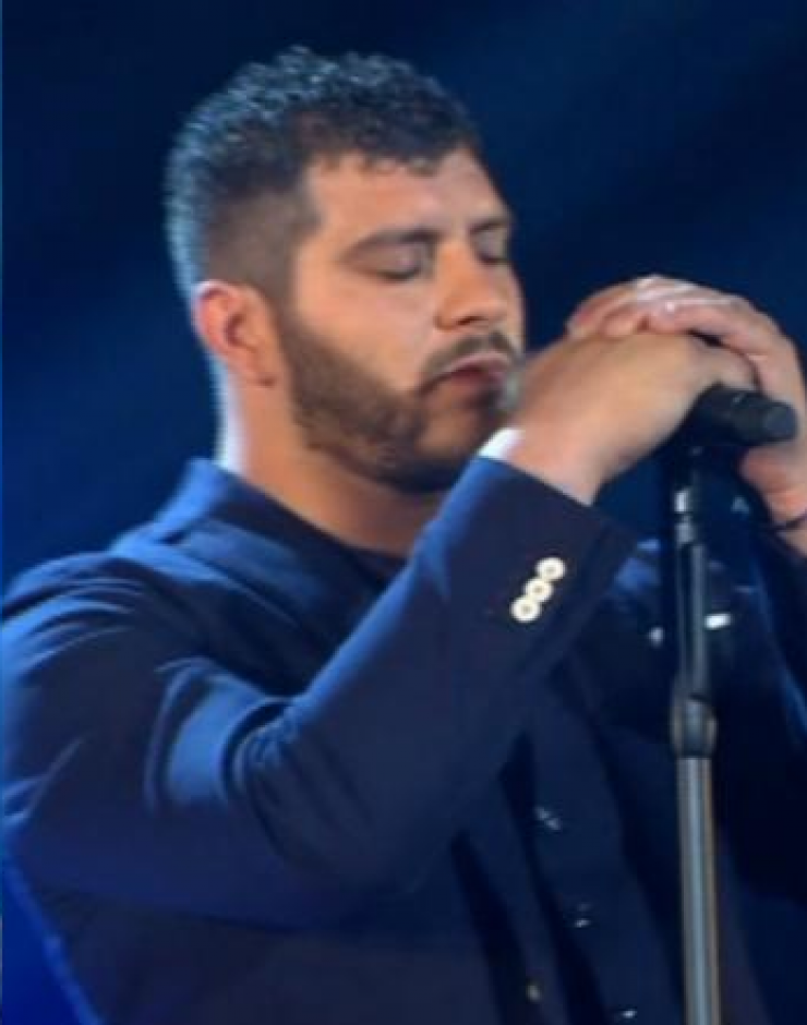 Δείτε τον Πιλάτο από το X-Factor να τραγουδάει Παντελίδη στο καφέ της οικογένειας στη Νέα Ιωνία