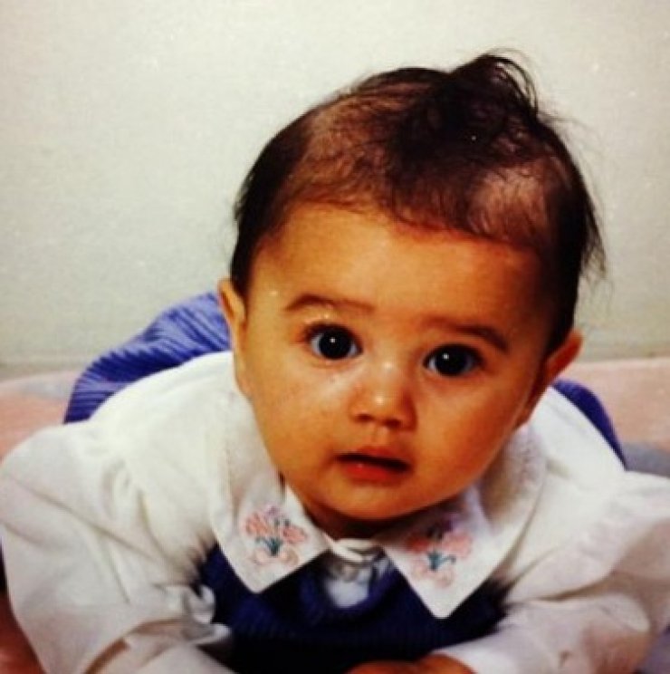 Ποια sexy Ελληνίδα ηθοποιός είναι η μικρή στη φωτογραφία;