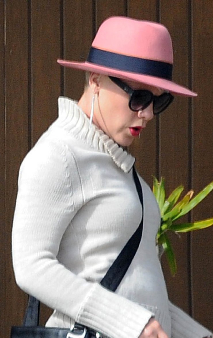 Ήθελε να κρυφτεί κι όμως την πρόδωσε το ροζ…καπέλο της [φωτογραφίες]