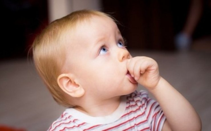 7 τρόποι για να σταματήσει το παιδί να πιπιλάει το δάχτυλό του
