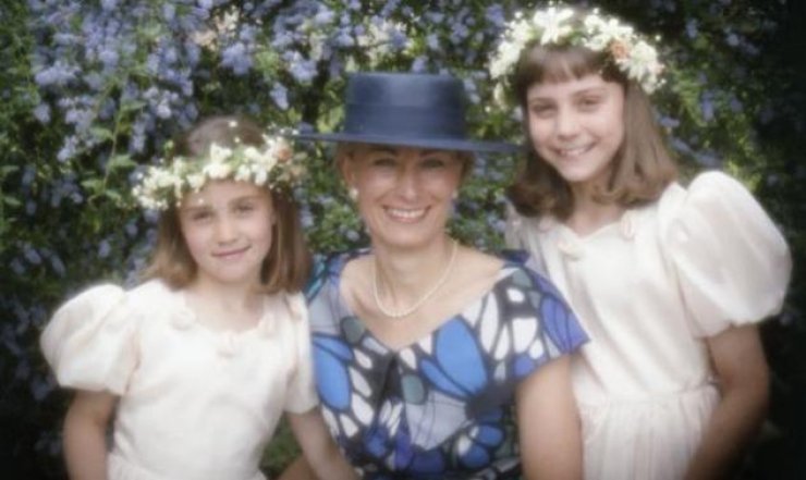 Οι διάσημες αδελφές πόζαραν ως παρανυφάκια, χρόνια πριν!