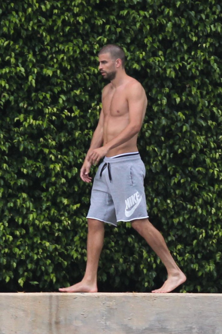 Ημίγυμνος ο Pique ξεκουράζεται χωρίς τη Shakira [εικόνες]