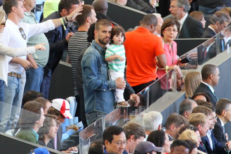 Shakira: Την απολάμβαναν από τις κερκίδες Pique και Milan [εικόνες]